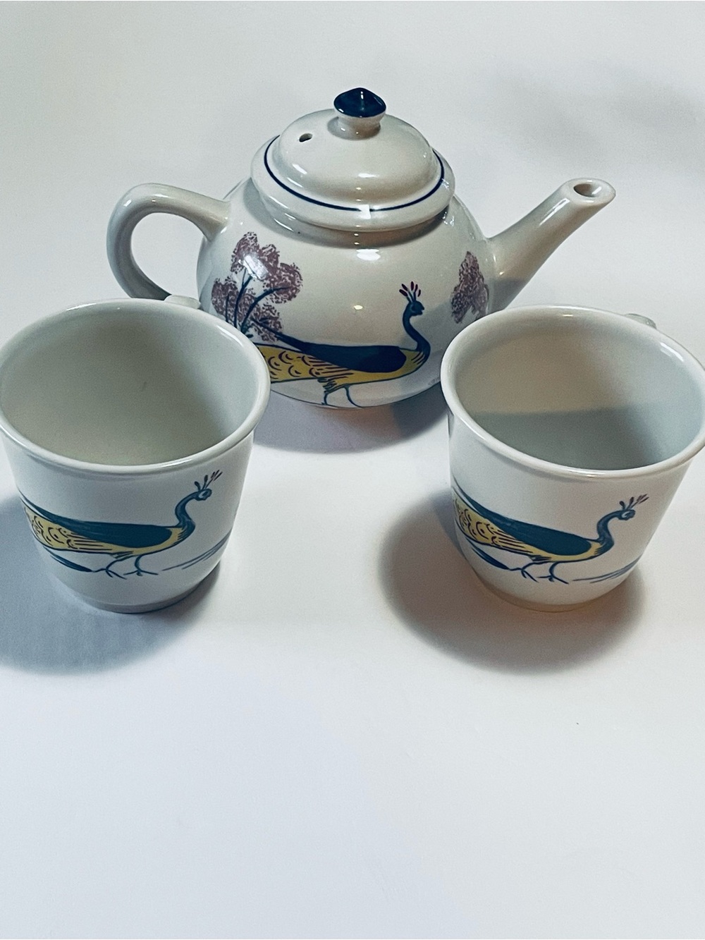 Vintage Williamsburg Chownings Tavern Peacock Teapot with 2 Matching Cups